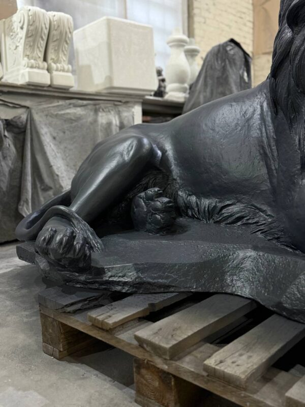 Скульптура лежачий лев из бетона