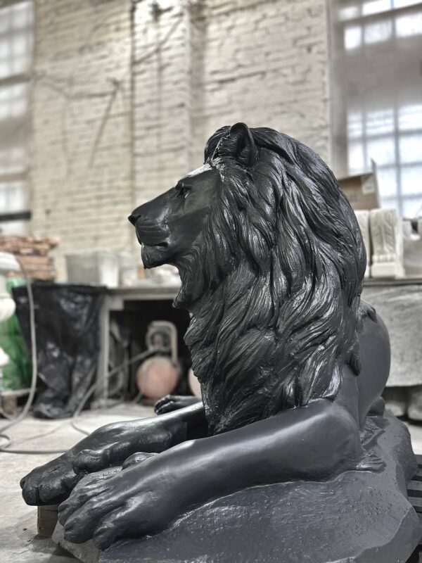 Скульптура лежачий лев из бетона