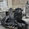 Скульптура из бетона лев лежачий