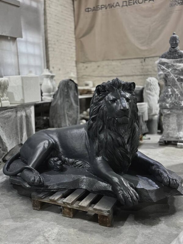 Скульптура из бетона лев лежачий