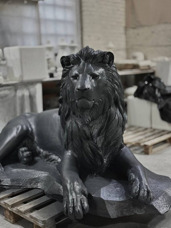 Скульптура лежачий лев из бетона