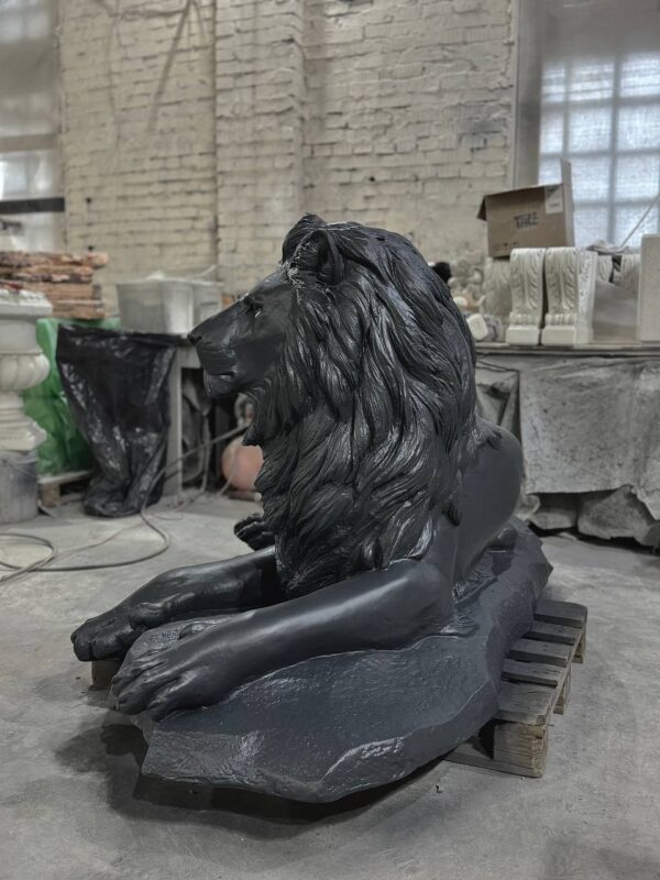 Скульптура лежачий лев из бетона