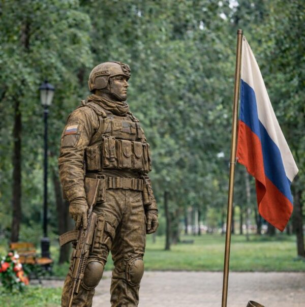 Памятник воину