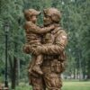 Скульптура "Воин СВО с ребёнком"