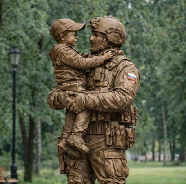 Скульптура "Воин СВО с ребёнком"
