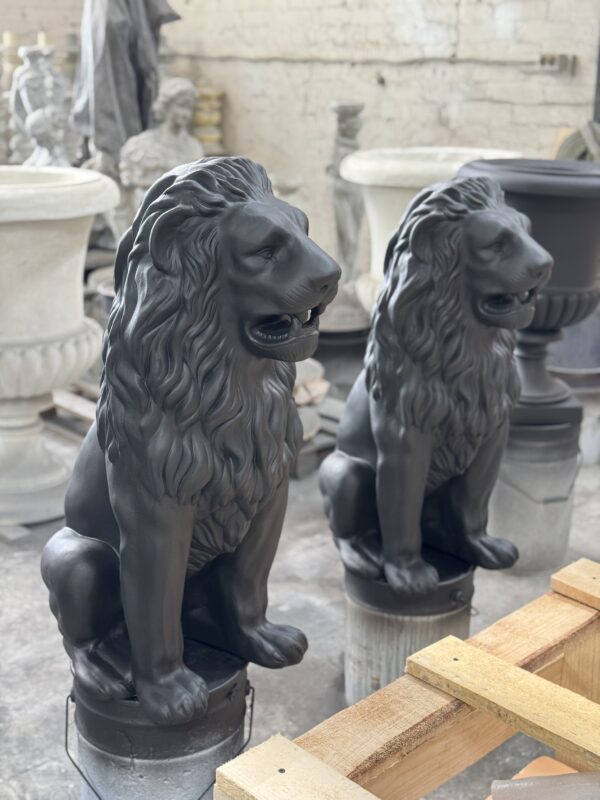 Alternative view of Скульптура льва из бетона - Королевский лев в черном